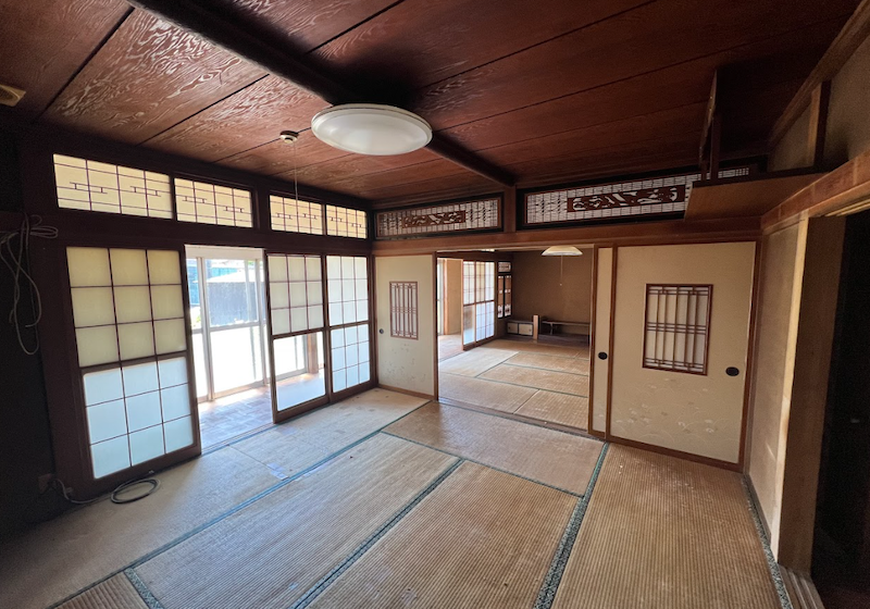 Detached house with custom loft and furnished items, ready for minshuku application