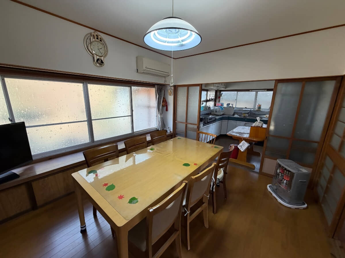 1970s wood house on a large plot in Hiroshima