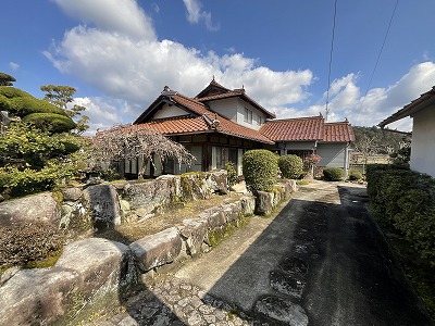 Convenient location near supermarkets and schools!