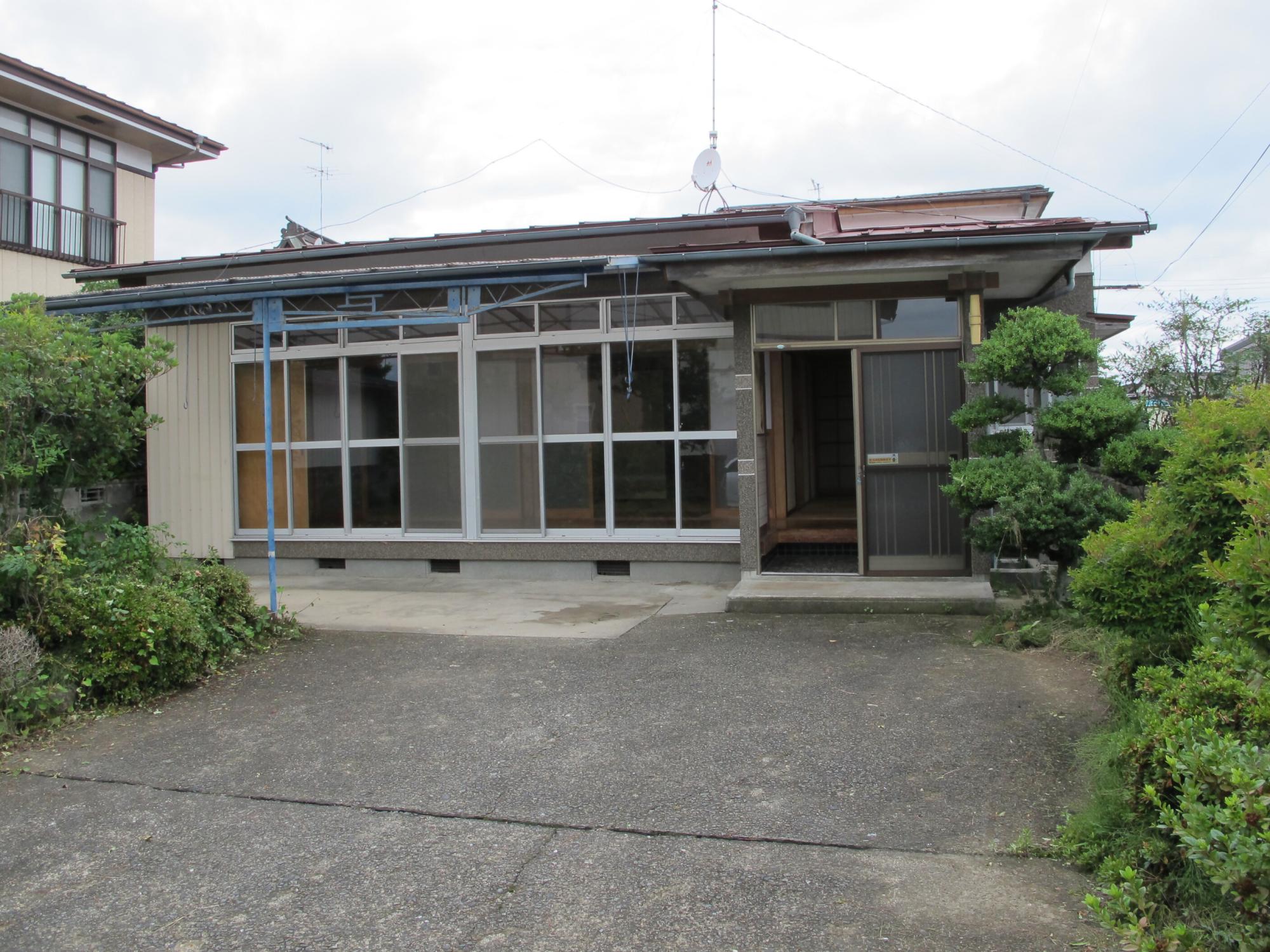 Price reduced! Single-story property perfect for comfortable living, not too spacious, just right
