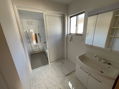 Very new building at 9 years old! Excellent location with convenient access!