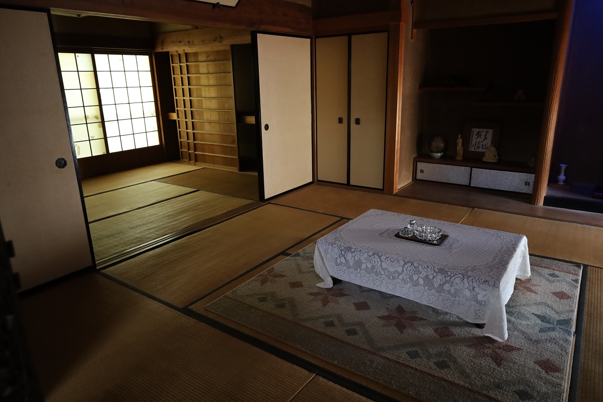 Five-room wooden single-story house
