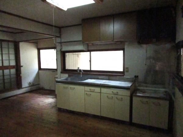 1960s wood house on a large plot in Oita