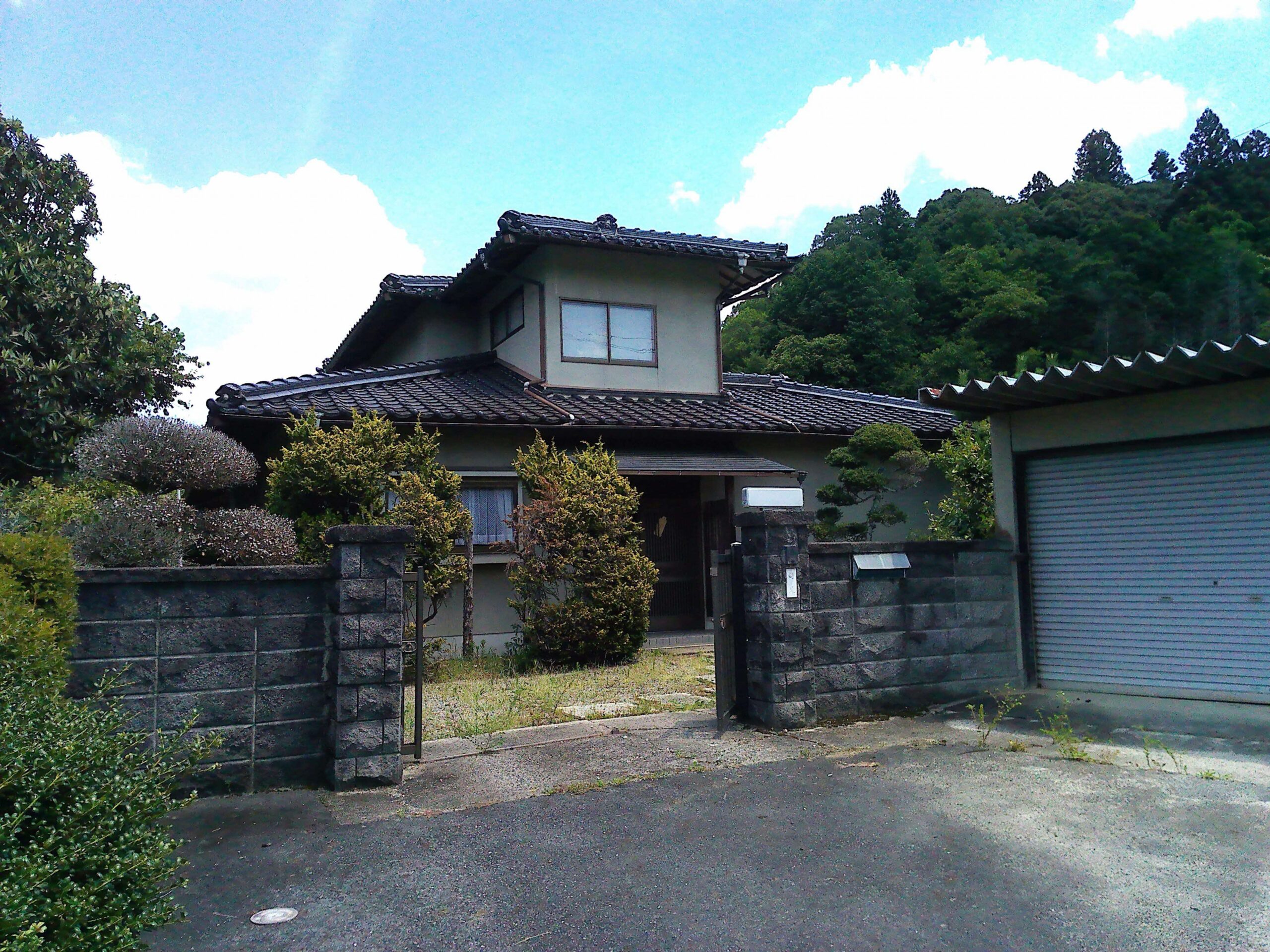 1970s wood house on a large plot in Okayama
