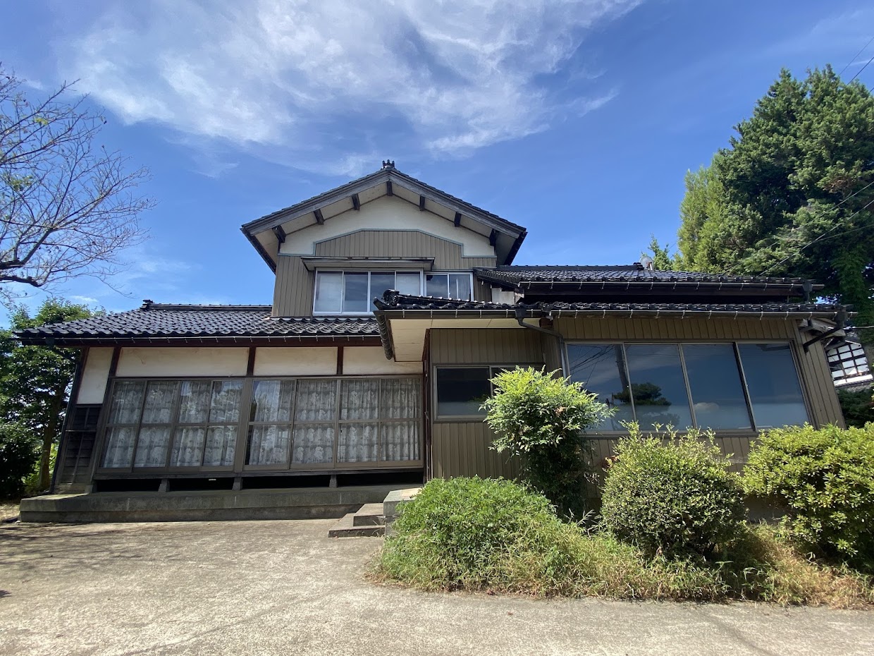 1970s wood house on a large plot in Toyama