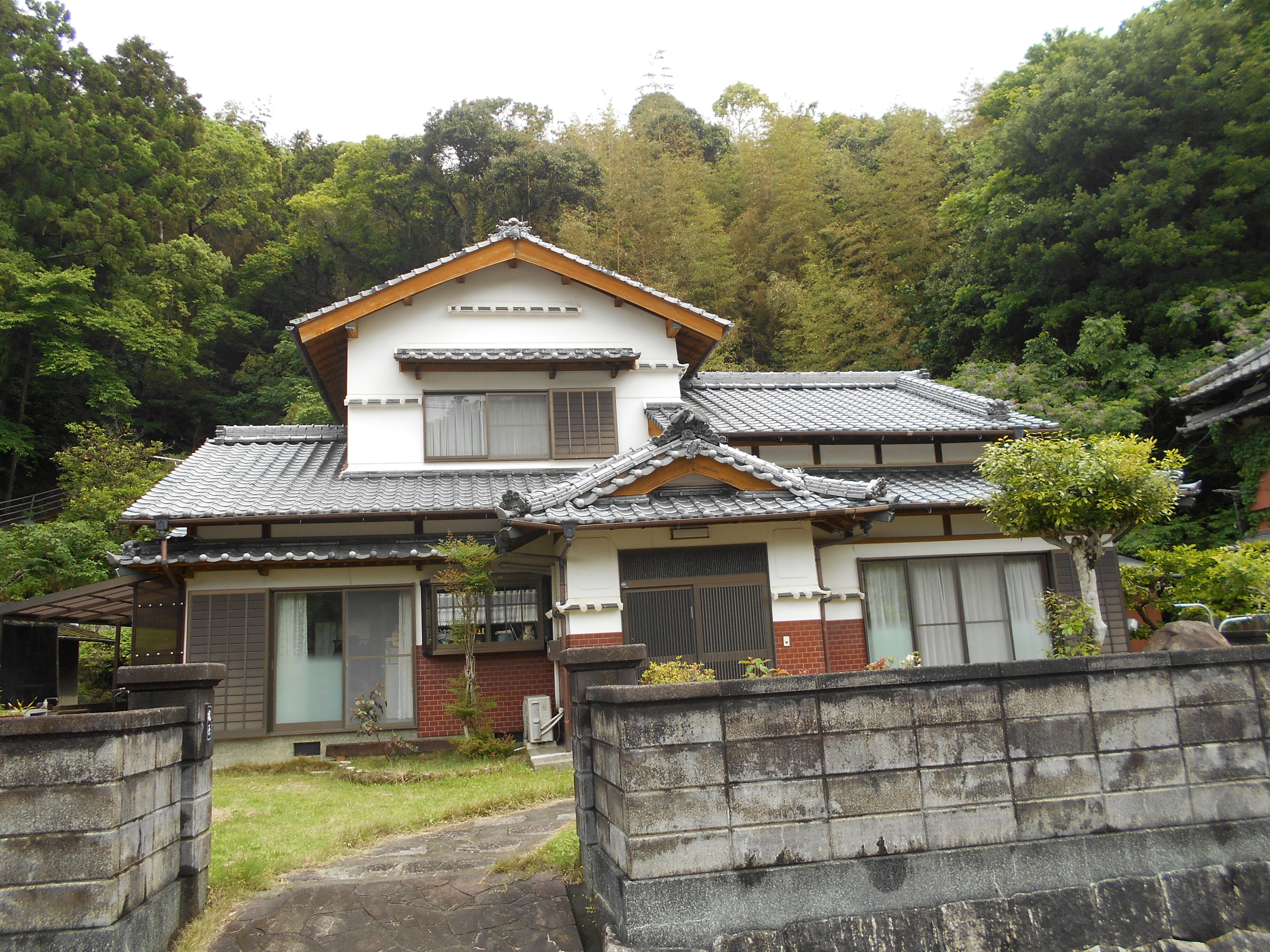 1990s wood house in Kochi
