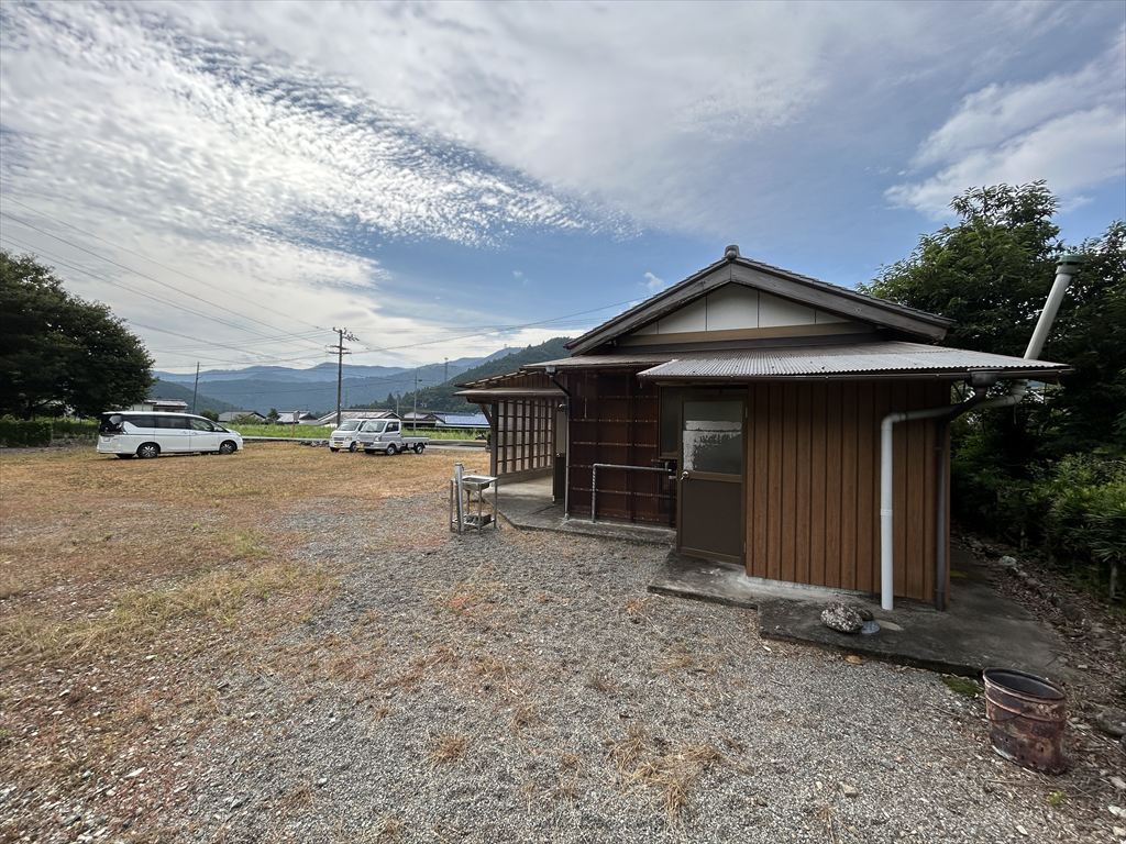 Wood house on a large plot in Mie