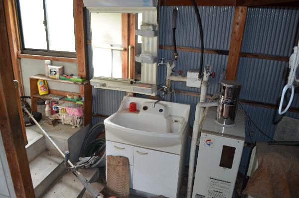 1980s wood house with outbuildings in Hyogo
