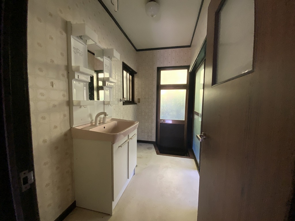 1980s wood house on a large plot in Yamaguchi