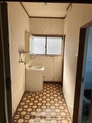 1920s wood house on a large plot in Fukui