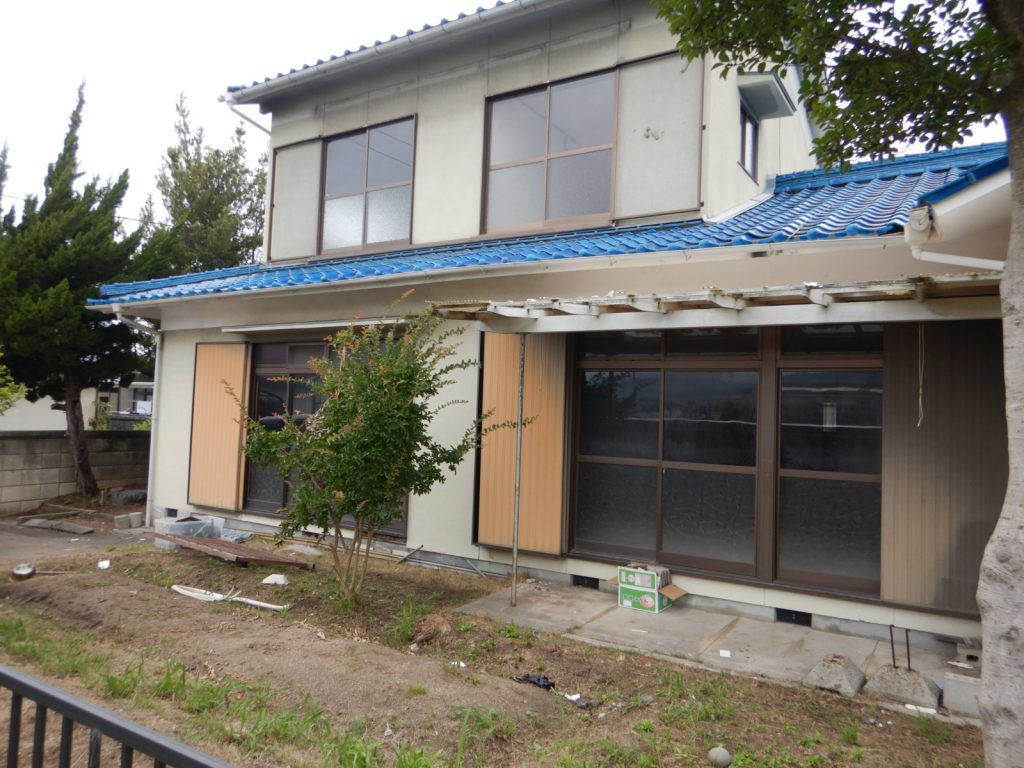 1970s wood house, 15-min walk to station, Ehime