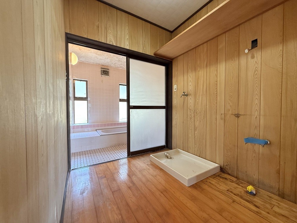 1990s wood house near the coast in Yamakawanarukawa, Ibusuki