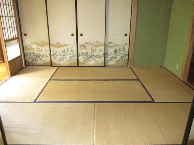 1980s wood house on a large plot in Togo, Satsumasendai
