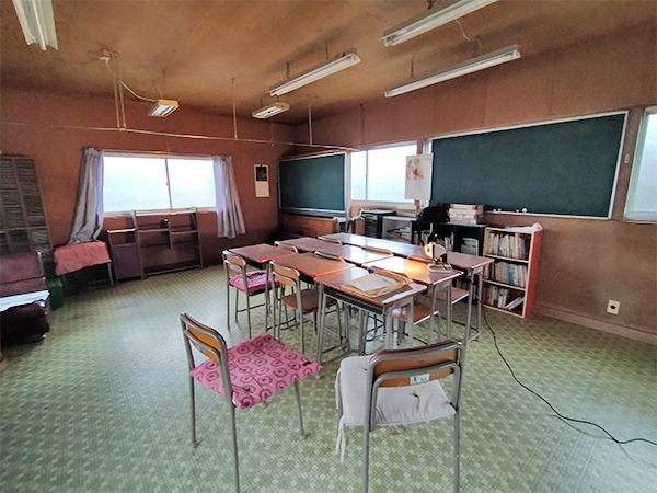 Building that used to be a cram school, has a simple sink and toilet. Comes with farmland.