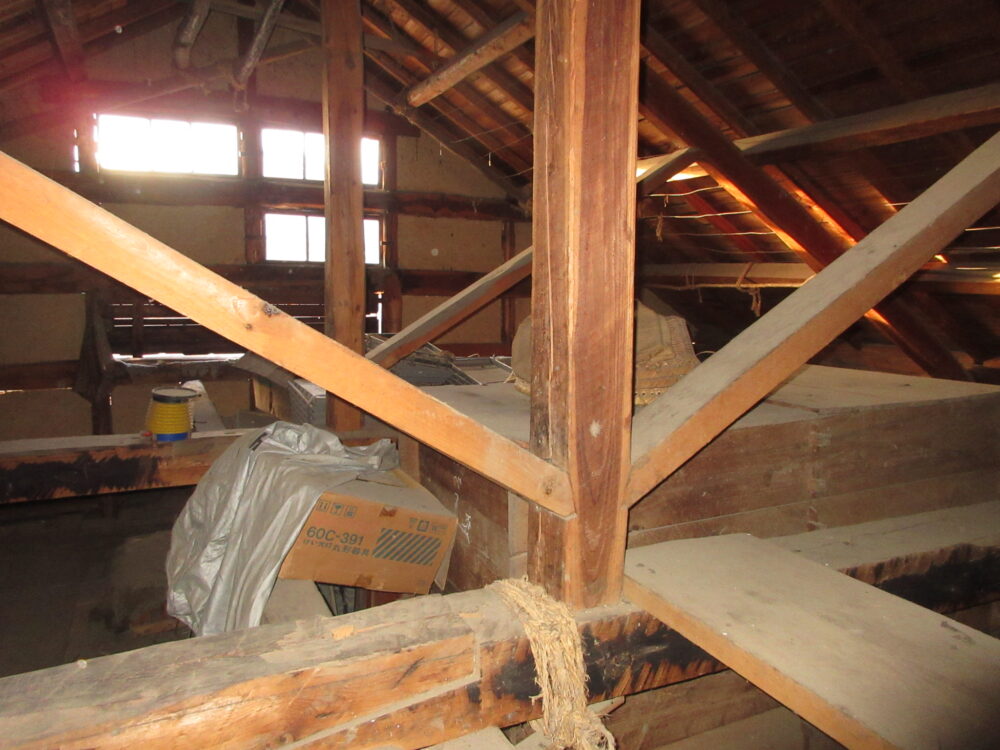 1920s wood house on a large plot in Iwate
