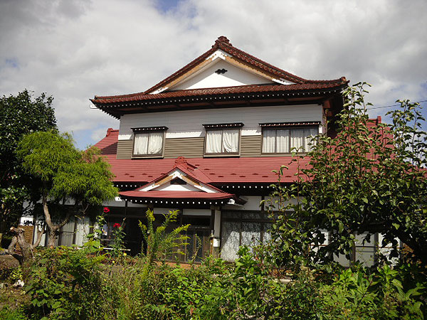 1970s wood house with storehouses in Iwate