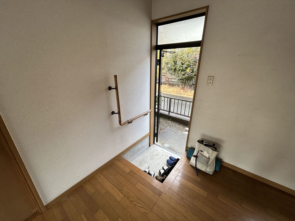 1990s wood house, 15-min walk to station, Mie