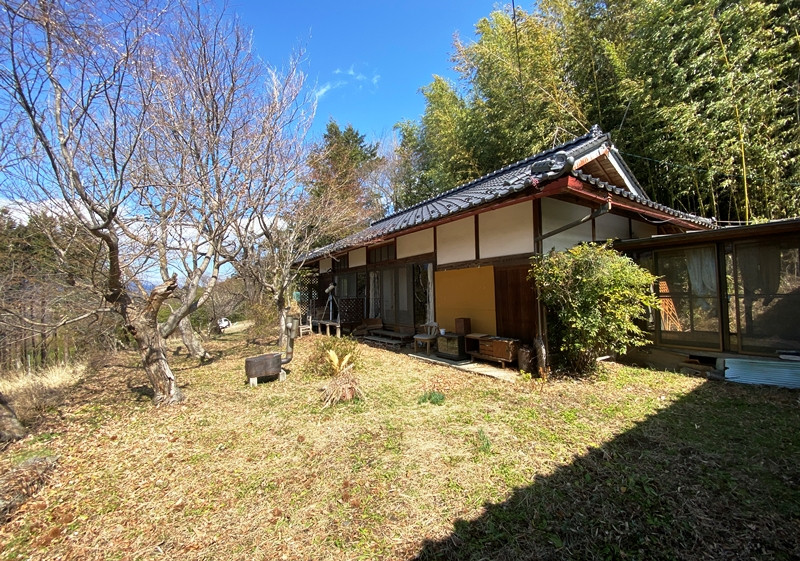 Wood house with storehouses in Nagano