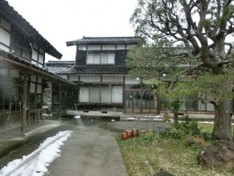 1980s wood house on a large plot in Niigata