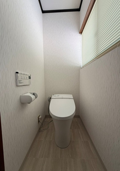 Farmland, office, and storage with spacious traditional home, for creative pursuits