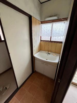 1970s wood house, 11-min walk to station, Fukui