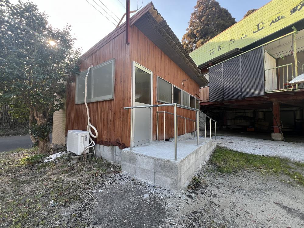 1990s steel-frame house with outbuildings in Aira, Kanoya
