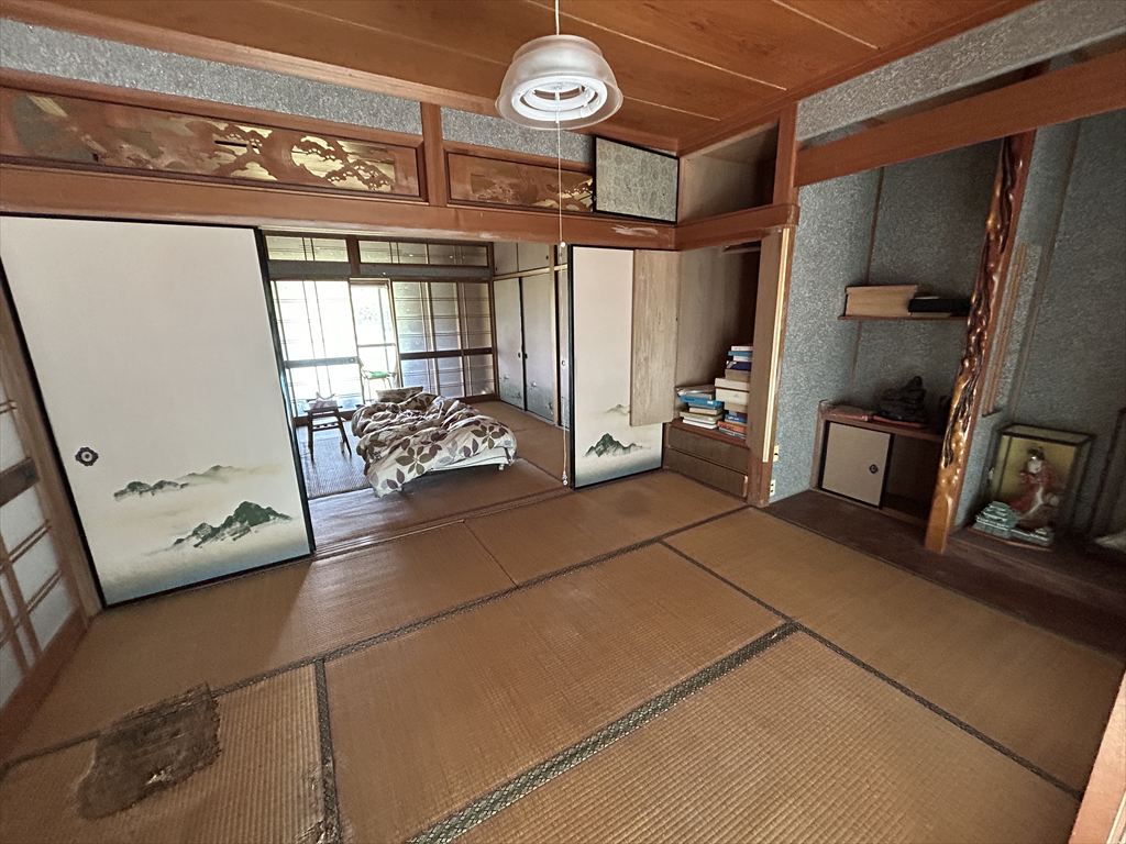 1950s wood house on a large plot in Mie