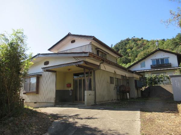 Two-story house with ample parking