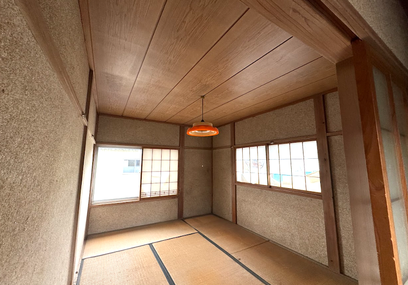 Detached house with custom loft and furnished items, ready for minshuku application