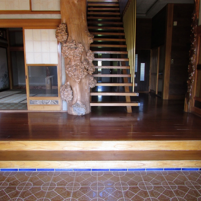 1970s wood house on a large plot in Aomori