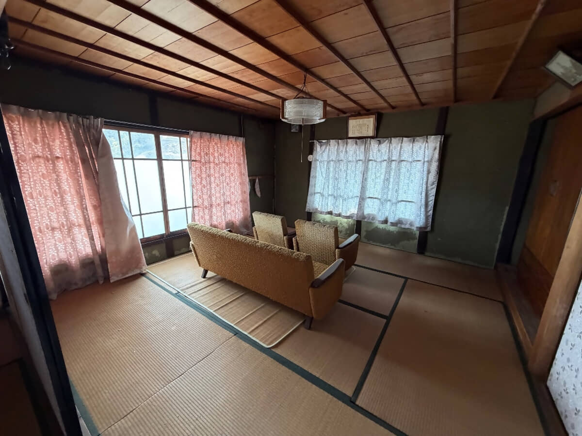 1950s wood house on a large plot in Hiroshima