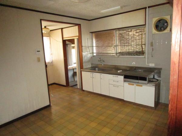 1970s wood house with storehouses in Oita