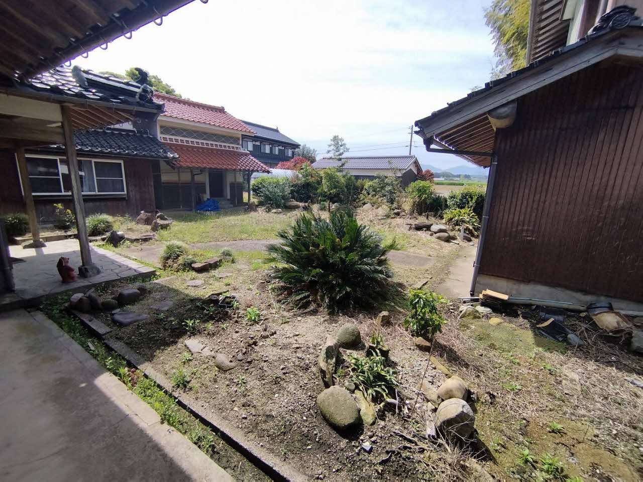 Wood house with storehouses in Tottori