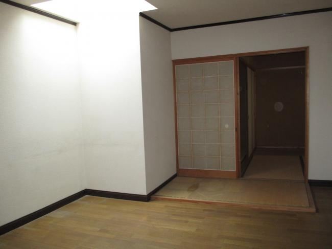 1970s wood house, 17-min walk to station, Okayama