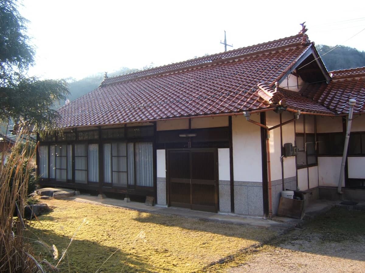 1960s wood house on a large plot
