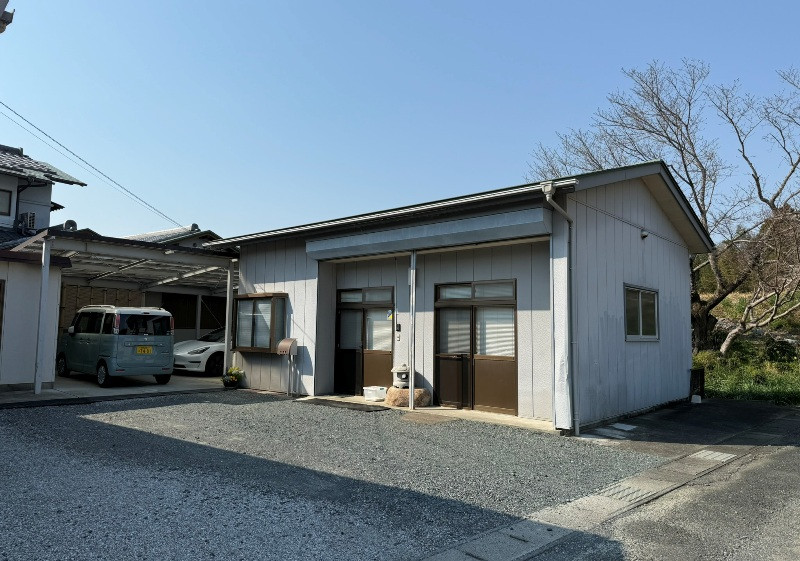Farmland, office, and storage with spacious traditional home, for creative pursuits