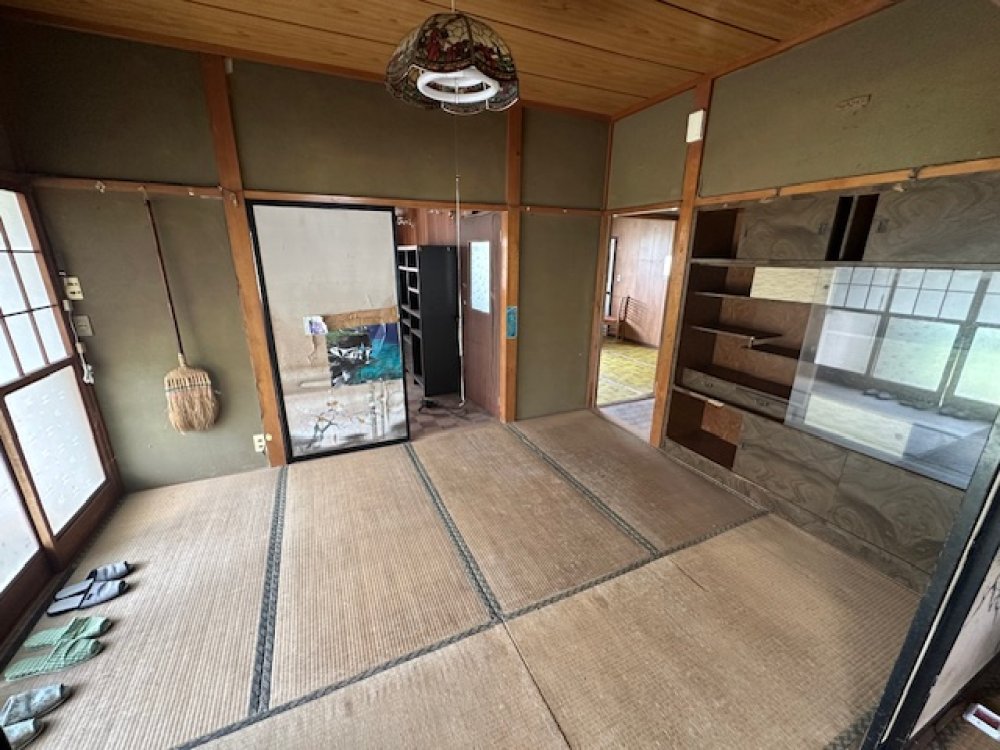 Traditional-style tatami-room house with storage shed!