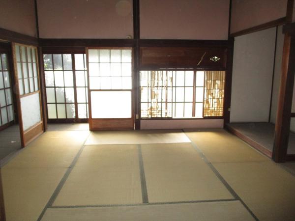 1900s wood house on a large plot in Okayama