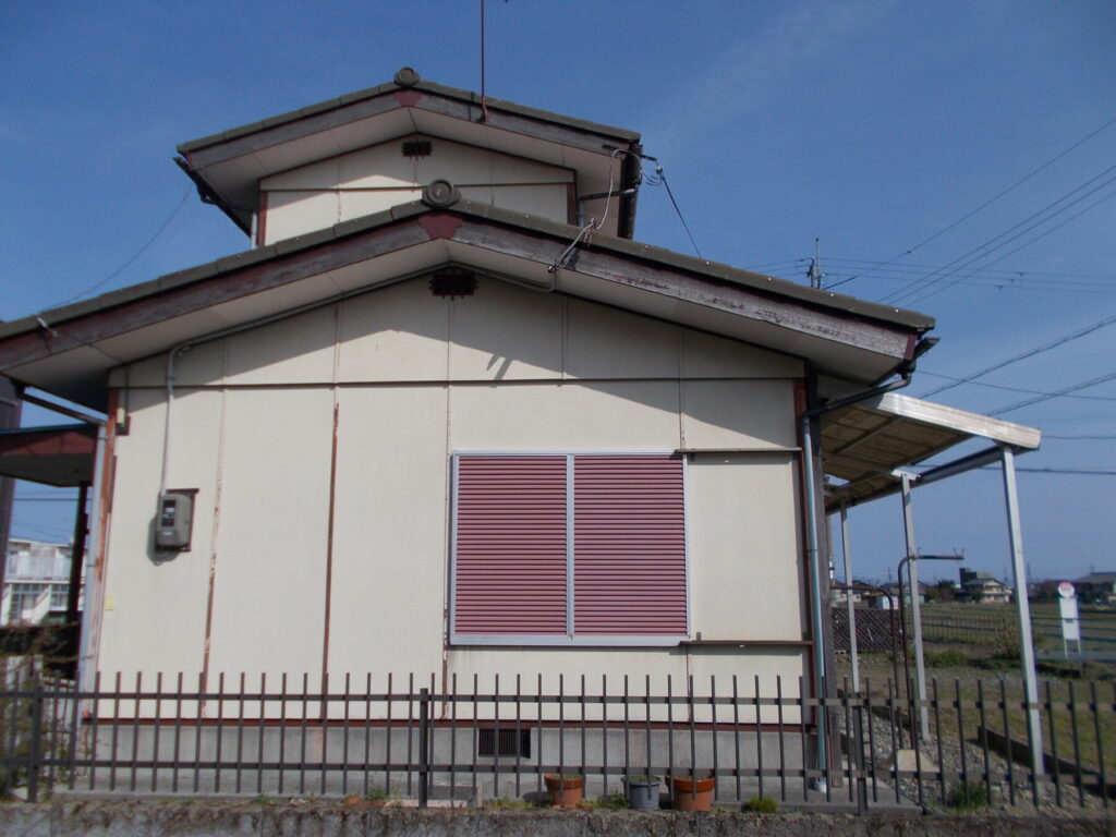 1970s steel-frame house, 20-min walk to station, Shiga