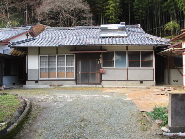 1980s wood house, 8-min walk to station, Ehime