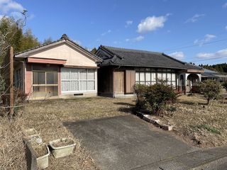1970s house on a large plot in Takarabe, Soo