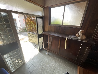 Convenient location near supermarkets and schools!
