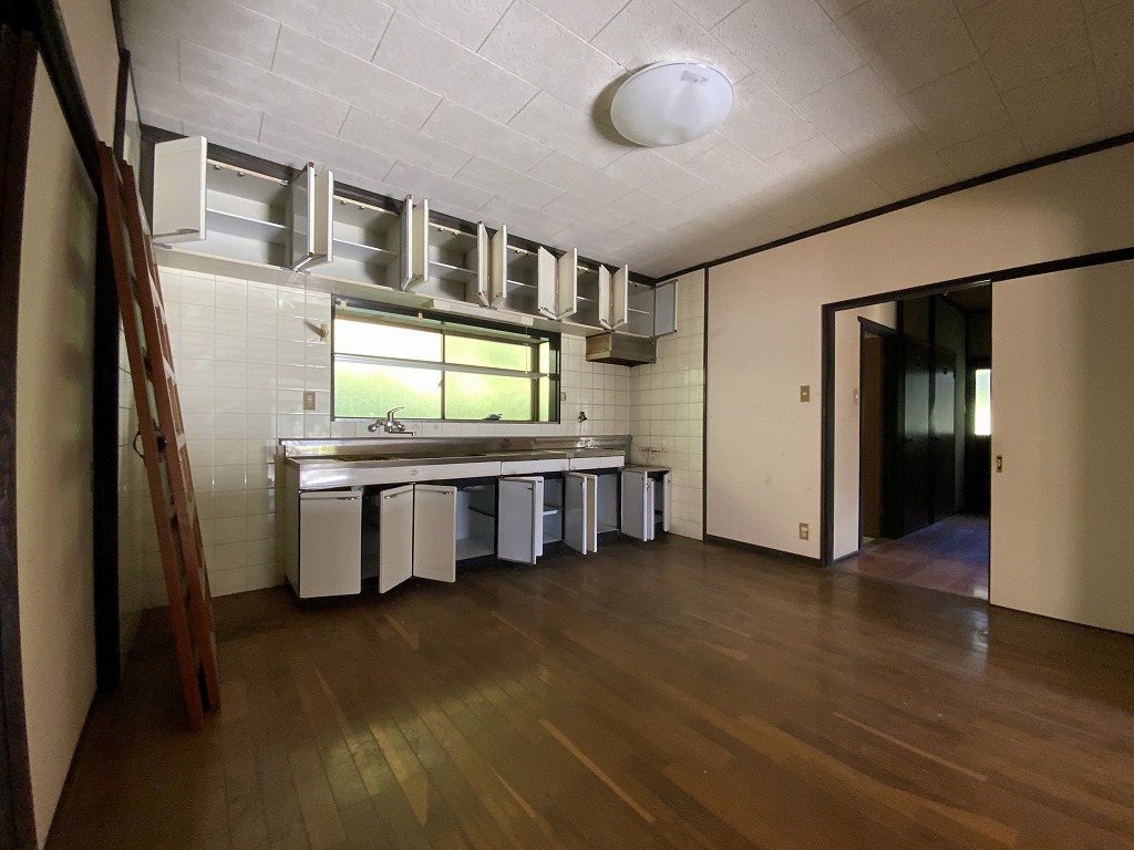 1980s wood house on a large plot in Yamaguchi