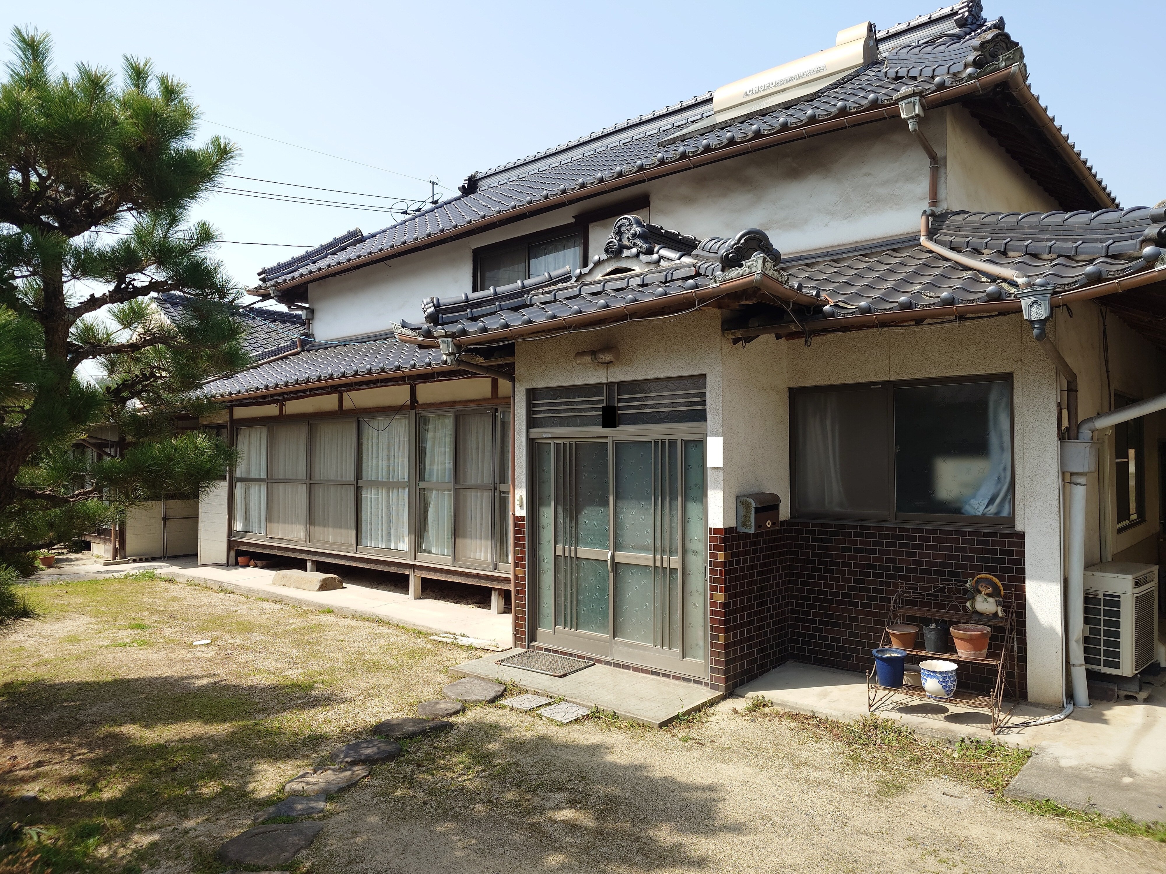 Wood house on a large plot in Okayama