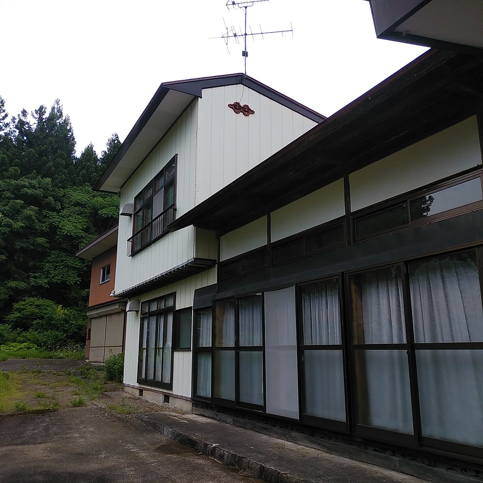 1950s wood house on a large plot in Iwate