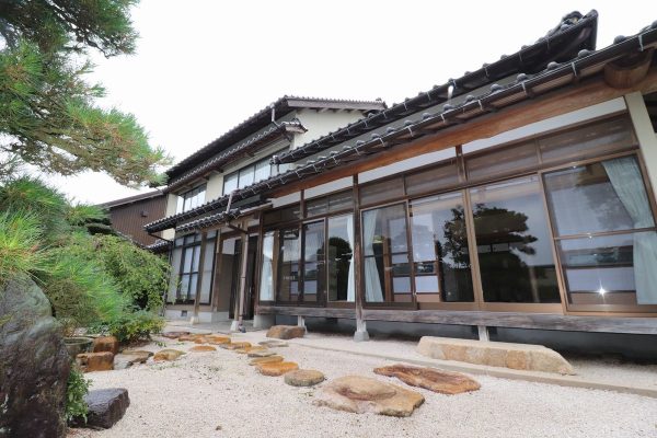 1970s wood house with storehouses in Shimane