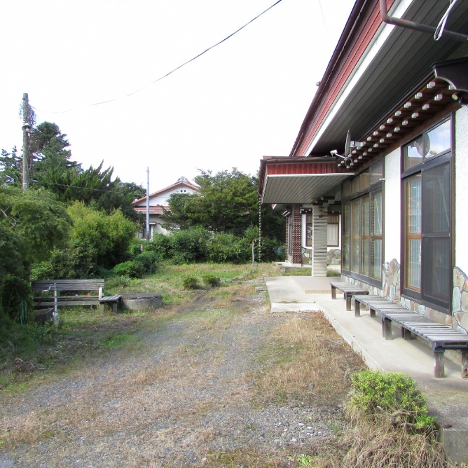 1970s wood house on a large plot in Aomori