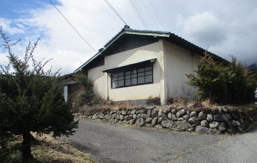 1970s wood house on a large plot in Nagano