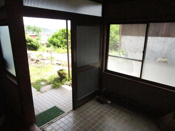 1960s wood house on a large plot in Oita