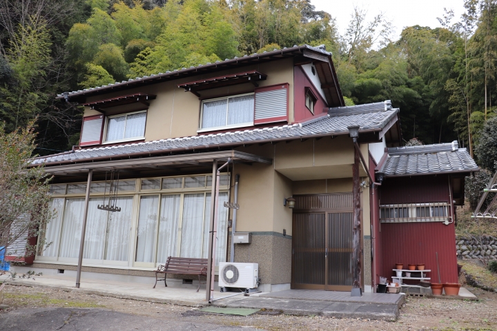 1980s wood house on a large plot in Gifu